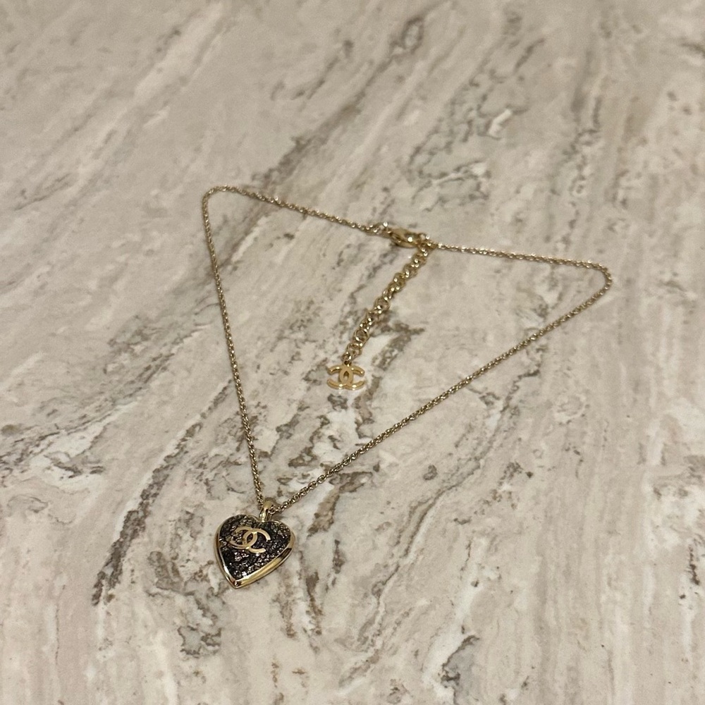 CHANEL Gold Heart CC Pendant Necklace with Textured Inlay - Picture 4 of 5